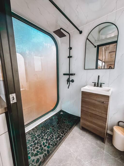 Modern Off Grid Tiny Home! 할레이와 외부 사진